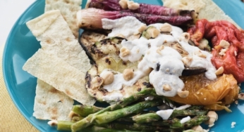 Verdure grigliate con fonduta di testun al barolo, croccante di nocciole tostate e pane carasau