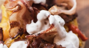 Hamburger di manzo, peperoni, cipolle di tropea cotte nella cenere con yogurt profumato all’erba cipollina