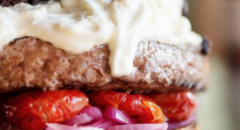 Hamburger con burrata, patè di olive taggiasche, pomodori arrostiti e cipolla marinata
