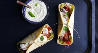 Polpette di agnello in rete di maiale e insalata greca