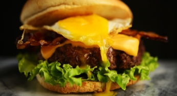 Come si fa: Bacon Cheeseburger con uovo fritto